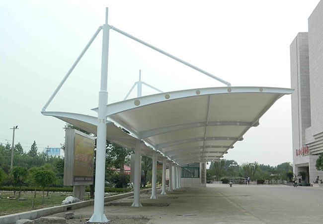 膜結構車(chē)棚所能(néng)承受的(de)壓力與結構